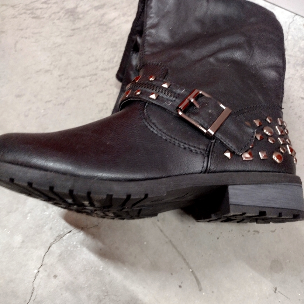 Woman's Black Boots